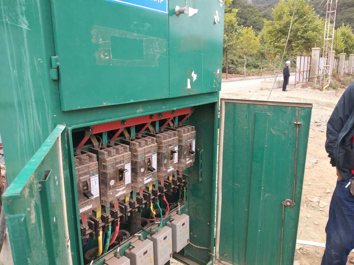 關(guān)于13#樓一級配電箱電纜埋設(shè)及工業(yè)插座安全管理的緊急通知